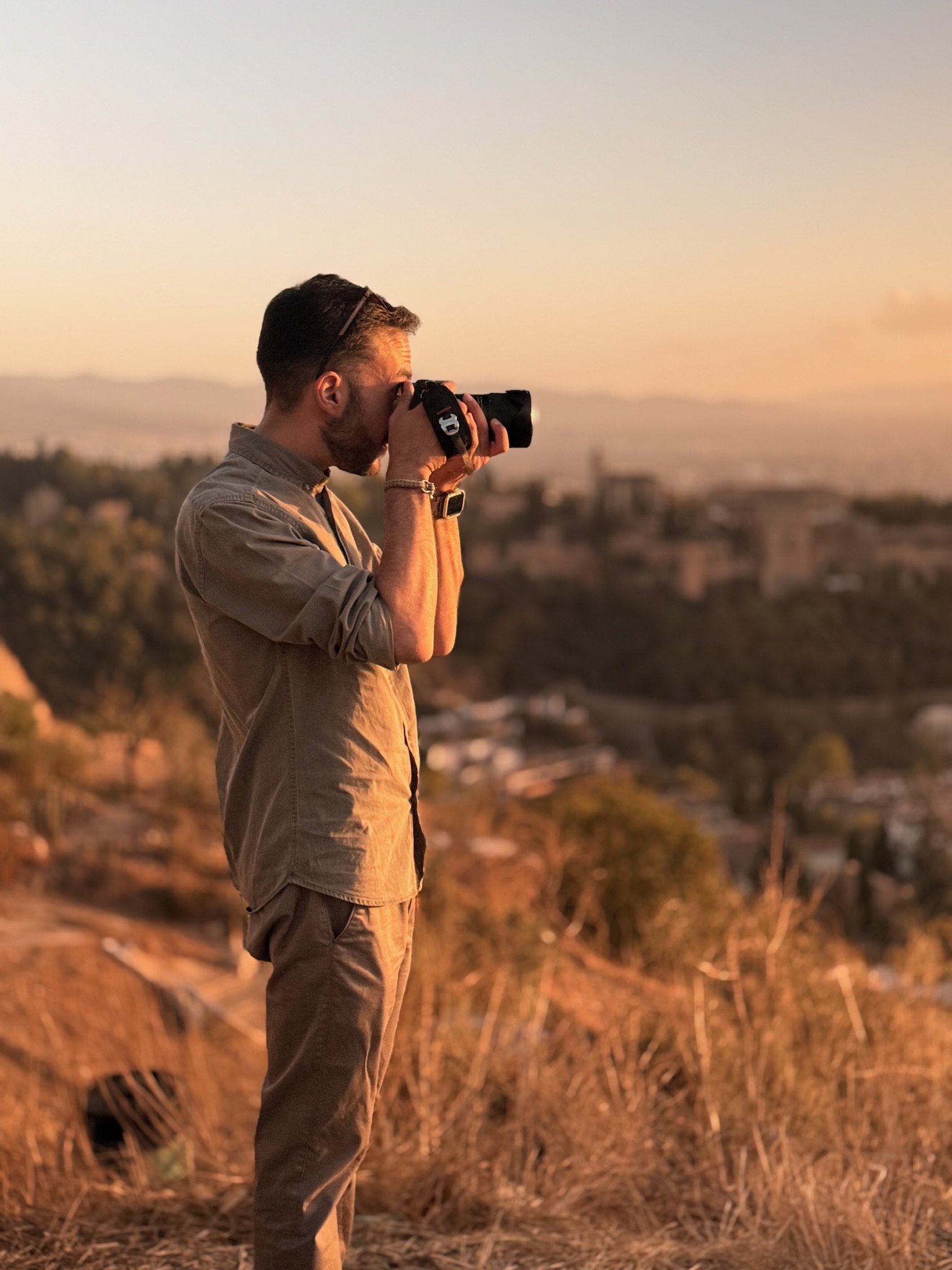 César Mena fotografiando al atardecer sobre la Alhambra