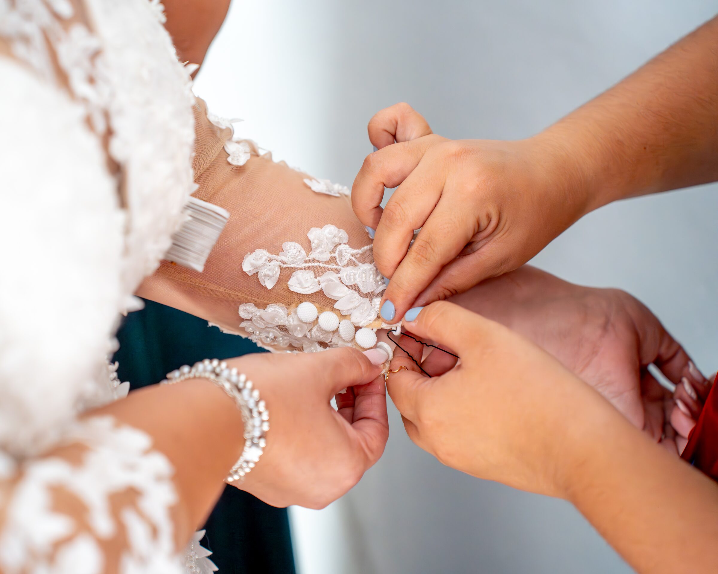 Vestido de novia colgado en perchero